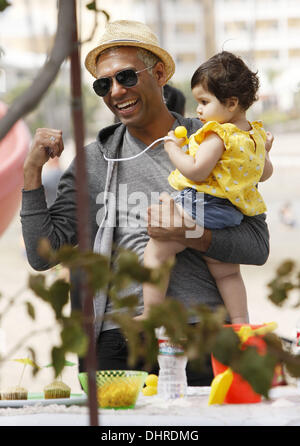 * TONY KANAL'S FEMME ENCEINTE AVEC Deuxième enfant ne doute pas star TONY KANAL est appelée à devenir un père pour la deuxième fois. Le bassiste et sa femme actrice Erin attendent un enfant pour leur fille de deux ans Coco. Kanal a annoncé la nouvelle le Lundi (22Sep13) dans un post sur son Twitter.com page, qui se lit comme suit : 'Erin, Coco et moi sommes ravis de vous annoncer que notre famille est growin Banque D'Images