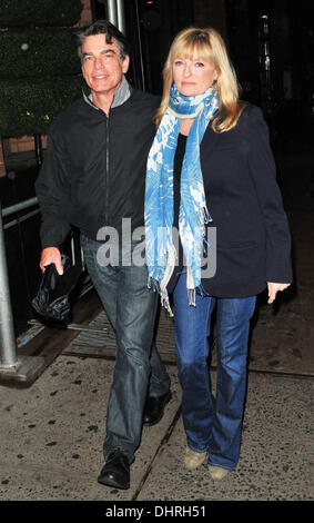 Peter Gallagher et épouse Paula Harwood en dehors de leur Midtown Hotel New York City, USA - 21.05.12 Banque D'Images
