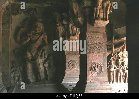 Sculpture sur les murs et les piliers de la troisième cave à Badami, Karnataka, Inde, Asie Banque D'Images