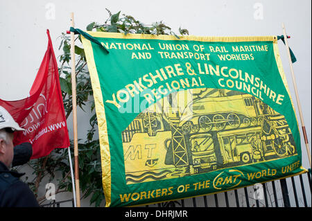 Wakefield, West Yorkshire, Royaume-Uni. 14 novembre 2013. Bataille d'Orgreave Démo Vérité et Justice a lieu dans Wakefield West Yorkshire organisée par l'OTJC une bannière montrant le soutien pour les personnes touchées jeudi 14 novembre Wakefield UK à l'extérieur des bureaux du GIEC Crédit : Steven Schofield/Alamy Live News Banque D'Images