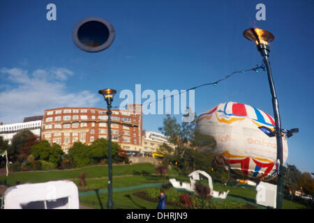 Bournemouth, Royaume-Uni 14 novembre 2013. Bournemouth se prépare pour Noël - sphère reflète comme par magie et inverse pour créer une image vivante de la tournée vers l'environnement dans les Jardins Bas. Credit : Carolyn Jenkins/Alamy Live News Banque D'Images