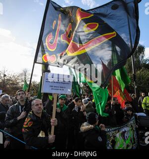 London, UK, 14/11/2013 : Jour de l'Ashoura deuil procession. La procession annuelle de deuil, qui est commémoré par des musulmans chiites comme un jour de deuil pour le martyre de Husayn ibn Ali, le petit-fils de Muhammad (paix et bénédictions d'sallam) à la bataille d'Karbalawhich autour de 1 400 ans. En deuil a commencé à recueillir à Hyde Park pour la procession à l'Association universelle de l'Islam. Banque D'Images