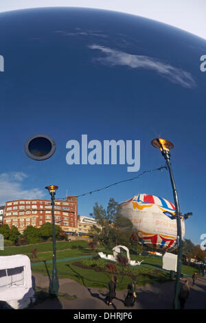 Bournemouth, Royaume-Uni 14 novembre 2013. Bournemouth se prépare pour Noël - sphère reflète comme par magie et inverse pour créer une image vivante de la tournée vers l'environnement dans les Jardins Bas. Credit : Carolyn Jenkins/Alamy Live News Banque D'Images