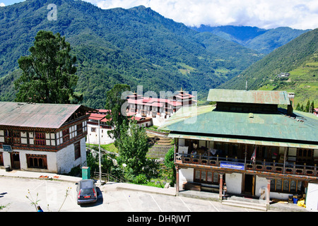 Collines Trongsa Dzong,Rivière Mangde Chhu,,,,Marché Trongsa Kings Retreat,vues de l'hôtel Resort Yanghil,on,l'Est du Bhoutan Banque D'Images