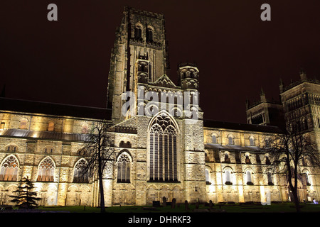 Les feux fonctionnent cathédrale de Durham dans la nuit. La cathédrale romane a été voté le monument préféré. Banque D'Images