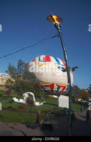 Bournemouth, Royaume-Uni 14 novembre 2013. Bournemouth se prépare pour Noël - sphère reflète comme par magie et inverse pour créer une image vivante de la tournée vers l'environnement dans les Jardins Bas. Credit : Carolyn Jenkins/Alamy Live News Banque D'Images