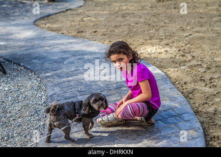 Joli modèle, jeune fille de parution, à l'extérieur dans la nature, jouant avec son chien. Banque D'Images