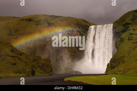 Un arc-en-ciel est vu à la cascade de Skogafoss en Islande, le 12 septembre 2013. (Adrien Veczan) Banque D'Images