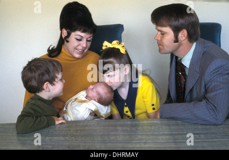 GLEN CAMPBELL US musicien country avec sa deuxième femme Billie Jean Nunley vers 1974. Doris Nieh Photo Banque D'Images