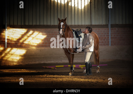 Rider avec son cheval dans un manège Banque D'Images