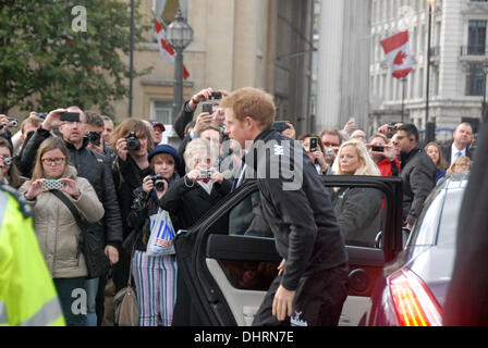 Londres, Royaume-Uni. 14 novembre 2013. Le prince Harry à Trafalgar Square pour marcher avec les blessés expédition Pôle Sud Londres 14/11/2013 Credit : JOHNNY ARMSTEAD/Alamy Live News Banque D'Images