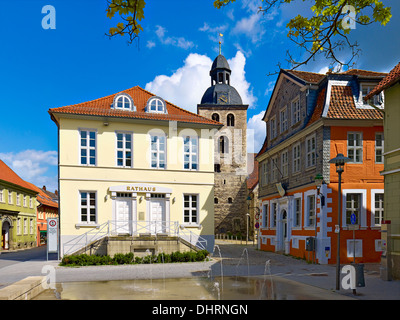 L'Hôtel de ville et Église Saint Sébastien, Königslutter, Allemagne Banque D'Images