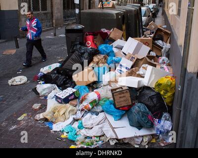 Madrid, Espagne. Nov 9, 2013. Un homme passe devant un tas d'ordures dans une rue de Madrid, Espagne, le 9 novembre 2013 le cinquième jour de grève. Les nettoyeurs de rues corbeille collectors un parc public jardiniers travaillant pour la ville de Madrid a commencé à composition non limitée et la grève le 5 novembre 2013, appelé par les syndicats contre les licenciements et des baisses de salaire. Les sociétés de nettoyage de la ville de Madrid plan pour ax autour de 1 000 emplois et de réduire les salaires de 40 pour cent.Photo : Alvaro Hurtado/NurPhoto NurPhoto © Alvaro Hurtado//ZUMAPRESS.com/Alamy Live News Banque D'Images