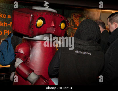 Londres, Royaume-Uni. 14/11/13. Un homme habillé en costume Bad Robot met en file d'attente avec d'autres fans à l'extérieur de Waterstones Book Shop à Londres Piccadilly pour avoir des copies de S. signé par son auteur de JJ Abrams. Credit : Pete Maclaine/Alamy Live News Banque D'Images