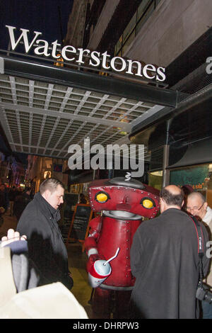 Londres, Royaume-Uni. 14 novembre 2013. Plusieurs dizaines de Star Trek et Star Wars fans queue à l'extérieur en Watersones Screenwiter avant de Piccadilly, producteur et directeur de JJ Abrams' livre signature dans le magasin. Il est d'orienter la prochaine dans la série Star Wars et a tenu des séances de casting à Bristol. Crédit : Paul Davey/Alamy Live News Banque D'Images