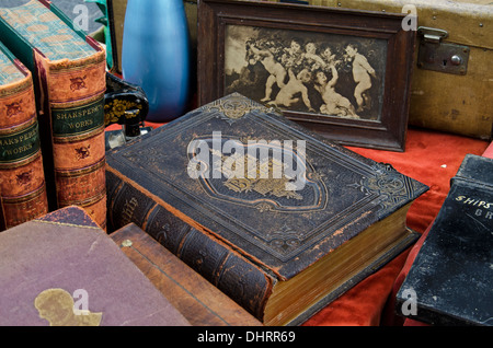 Des éditions anciennes de Shakespeare et de la Bible et une image encadrée de chérubins sur un étal dans le Grassmarket à Édimbourg. Banque D'Images