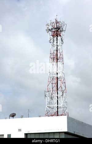 L'antenne téléphone sur le toit du bâtiment. Banque D'Images