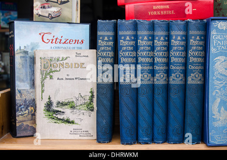 Une étagère de livres dans une librairie d'occasion, y compris les volumes à partir de la fenêtre "Une histoire de l'Ecossais'. Banque D'Images