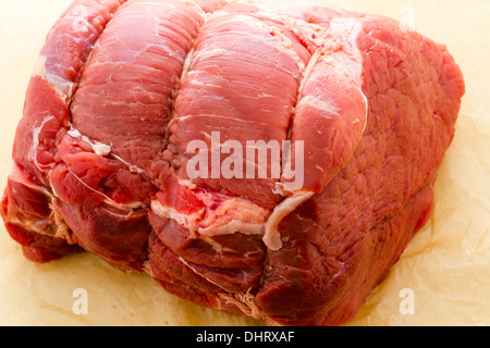 Nourri à l'herbe locale chuck roast prête pour la cuisson. Banque D'Images