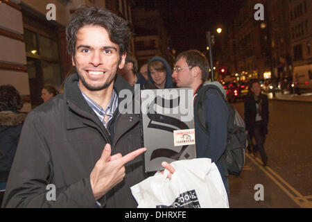 Londres, Royaume-Uni. 14 novembre 2013. Un fan attend avec son exemplaire du livre de JJ Abrams Doug Dorst en dehors de Waterstones Piccadilly, Londres, d'avoir son exemplaire signé par l'auteur. Le célèbre écrivain et producteur de films/directeur a tenu des séances de casting ouvert au Royaume-Uni pour son prochain de la production de Star Wars Episode VII Crédit : Paul Davey/Alamy Live News Banque D'Images