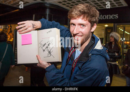 Londres, Royaume-Uni. 14 novembre 2013. Un heureux fan affiche sa copie signée du livre de JJ Abrams, Doug Dorst, à l'extérieur de Waterstones Piccadilly. Le célèbre écrivain et producteur de films/directeur a tenu des séances de casting ouvert au Royaume-Uni pour son prochain de la production de Star Wars Episode VII. Crédit : Paul Davey/Alamy Live News Banque D'Images