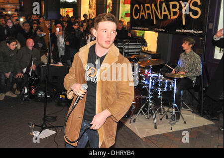 Carnaby Street, London, UK. 14 novembre 2013. Carnabys le groupe joue comme les lumières de Noël sont allumées à Carnaby Street. Crédit : Matthieu Chattle/Alamy Live News Banque D'Images