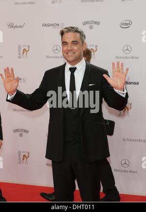 Berlin, Allemagne. 14Th Nov, 2013. La chanteuse pop britannique Robbie Williams arrive pour la 65e cérémonie de remise des prix Bambi au stade théâtre à Berlin, Allemagne, 14 novembre 2013. La Burda Media Prix sera décerné dans 17 catégories au stade théâtre à Berlin le 14 novembre 2013. Photo : Joerg Carstensen/dpa/Alamy Live News Banque D'Images