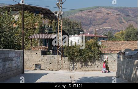 Ovakent, Turquie. 14Th Nov, 2013. Une rue calme dans Ovakent, Turquie près de la frontière syrienne. Le village de Ovakent a été créé avec 180 familles effectué ici par le gouvernement turc en 1982 Pakistanirefugee de camps pendant l'occupation soviétique de l'Afghanistan. Ici les résidents de sympathiser avec leurs voisins syriens qui ont fui leur pays à partir de l'escalade de la guerre civile, en quête de sécurité en Turquie. Le petit village de Ovakent est une image miroir de l'Afghanistan près de la culture, de l'habillement, et de religion. © David Honl/ZUMA/ZUMAPRESS.com/Alamy fil Live News Banque D'Images