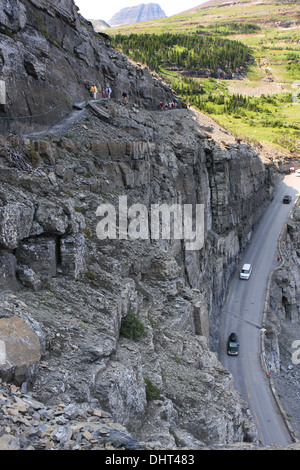 Les randonneurs le long du sentier au-dessus du mur du jardin passe-à-le-Sun Road près de Logan Pass dans le Glacier National Park, Montana. Banque D'Images