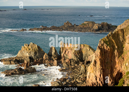 Vue sur les rochers et Fort Clonque de Telegraph Hill, Alderney, Channel Islands Banque D'Images