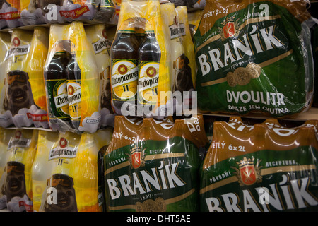 2 l en plastique bouteille de bière marques Zlatopramen et Braník. Dans le supermarché République Tchèque Banque D'Images