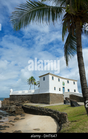 Fort Santa Maria à Barra Salvador Brésil dispose de plage tropicale et palm tree Banque D'Images