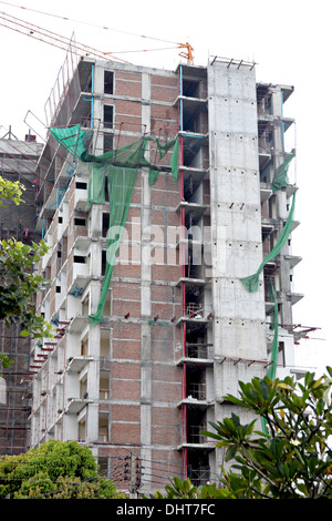 La photo focus bâtiment en construction sur fond blanc. Banque D'Images