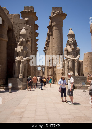 Des statues de Ramsès II à Louxor, Egypte Banque D'Images