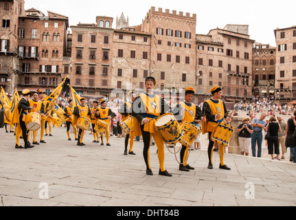 Sienne, Italie - 16 septembre 2007 : vainqueurs de la course parade le rues. Sienne, Italie. Banque D'Images