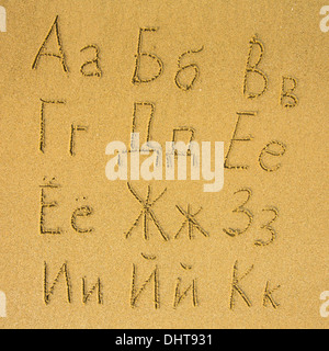 Fédération de l'alphabet (de A à K) écrit sur une plage de sable fin. Banque D'Images