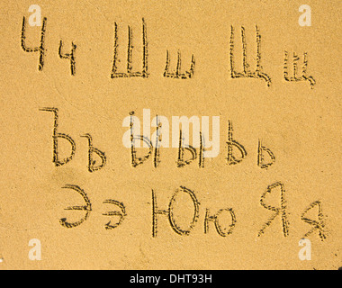 Alphabet russe (du Ch à ja) écrit sur une plage de sable fin. Banque D'Images