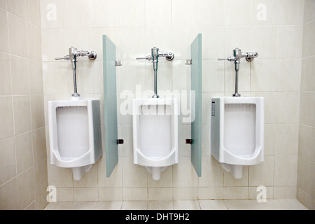 La photo l'accent d'urinoirs dans les salles de bains. Banque D'Images