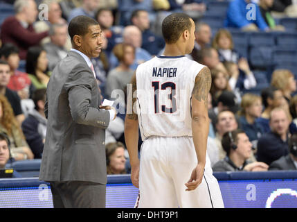 Storrs, CT, USA. 14Th Nov, 2013. Jeudi 14 Novembre 2013 : l'entraîneur-chef des Huskies du Connecticut Kevin Ollie parle à Connecticut Huskies guard Shabazz Napier (13) durant la première moitié du jeu de basket-ball de NCAA entre Detroit et Indiana à Gampel Pavilion dans Storrs, CT. UConn a battu très facilement Detroit 101-55. Bill Shettle / Cal Sport Media. Credit : csm/Alamy Live News Banque D'Images