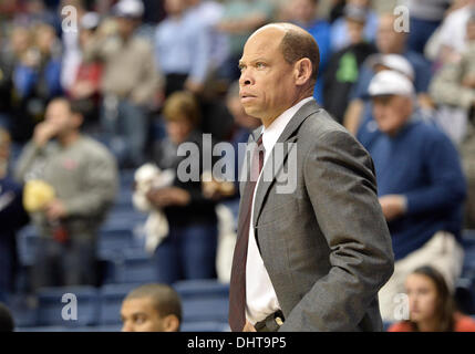 Storrs, CT, USA. 14Th Nov, 2013. Jeudi 14 Novembre 2013 : Detroit Titans entraîneur en chef Ray McCallum regarde dans les coulisses pendant la 1ère moitié du jeu de basket-ball de NCAA entre Detroit et Indiana à Gampel Pavilion dans Storrs, CT. UConn a battu très facilement Detroit 101-55. Bill Shettle / Cal Sport Media. Credit : csm/Alamy Live News Banque D'Images