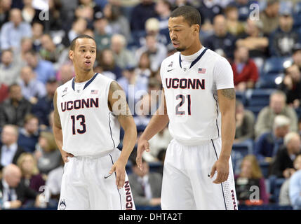 Storrs, CT, USA. 14Th Nov, 2013. Jeudi 14 Novembre 2013 : Connecticut Huskies guard Shabazz Napier (13) et du Connecticut Huskies guard Omar Calhoun (21) Chercher sur pendant la 1ère moitié du jeu de basket-ball de NCAA entre Detroit et Indiana à Gampel Pavilion dans Storrs, CT. UConn a battu très facilement Detroit 101-55. Bill Shettle / Cal Sport Media. Credit : csm/Alamy Live News Banque D'Images