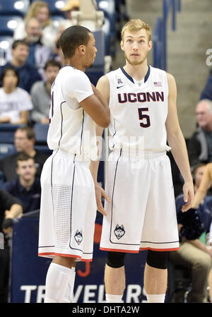 Storrs, CT, USA. 14Th Nov, 2013. Jeudi 14 Novembre 2013 : Connecticut Huskies guard Omar Calhoun (21) et du Connecticut Huskies avant Niels Giffey (5) parler de l'autre dans un délai d'attente au cours de la 1ère moitié du jeu de basket-ball de NCAA entre Detroit et Indiana à Gampel Pavilion dans Storrs, CT. UConn a battu très facilement Detroit 101-55. Bill Shettle / Cal Sport Media. Credit : csm/Alamy Live News Banque D'Images