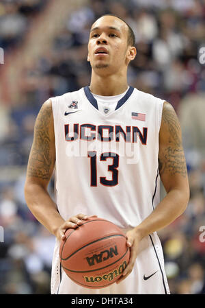 Storrs, CT, USA. 14Th Nov, 2013. Jeudi 14 Novembre 2013 : Connecticut Huskies guard Shabazz Napier (13) en action pendant la 1ère moitié du jeu de basket-ball de NCAA entre Detroit et Indiana à Gampel Pavilion dans Storrs, CT. UConn a battu très facilement Detroit 101-55. Bill Shettle / Cal Sport Media. Credit : csm/Alamy Live News Banque D'Images