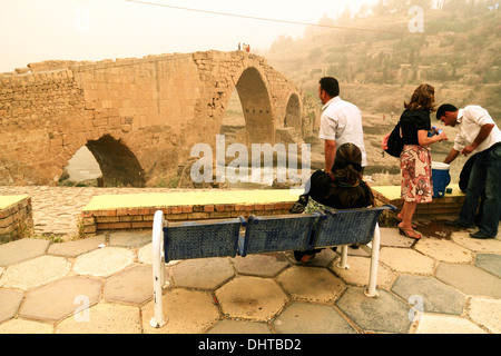 Peuple kurde à côté pont Delal, Zakho, Iraq kurde Banque D'Images