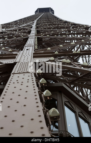 La structure de la Tour Eiffel à Paris, France la jambe, tourné vers le haut à partir de la base, portrait. Banque D'Images