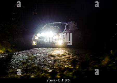 Denbighshire, Wales. 14Th Nov, 2013. Sébastien Ogier et Julien Ingrassia de France (FRA) conduire les VOLKSWAGEN MOTORSPORT Volkswagen Polo R WRC lors du premier passage de l'étape de nuit Clocaenog (SS3) au cours de la 1re journée de Wales Rally GB, la finale du Championnat des rallyes de la FIA 2013 Word. Credit : Action Plus Sport/Alamy Live News Banque D'Images