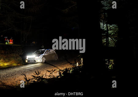 Denbighshire, Wales. 14Th Nov, 2013. Jari-Matti Latvala et Miikka Anttila de Finlande (FIN) conduire les VOLKSWAGEN MOTORSPORT Volkswagen Polo R WRC lors du premier passage de l'étape de nuit Clocaenog (SS3) au cours de la 1re journée de Wales Rally GB, la finale du Championnat des rallyes de la FIA 2013 Word. Credit : Action Plus Sport/Alamy Live News Banque D'Images