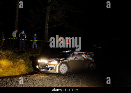 Denbighshire, Wales. 14Th Nov, 2013. Mikko Hirvonen et Jarmo Lehtinen de Finlande (FIN) conduire leur CITROËN TOTAL WRT ABU DHABI Citroen DS3 WRC lors du premier passage de l'étape de nuit Clocaenog (SS3) au cours de la 1re journée de Wales Rally GB, la finale du Championnat des rallyes de la FIA 2013 Word. Credit : Action Plus Sport/Alamy Live News Banque D'Images