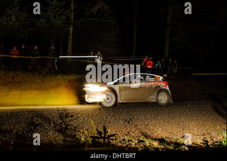 Denbighshire, Wales. 14Th Nov, 2013. Robert Barrable de l'Irlande (IRL) et Stuart Loudon de Grande-Bretagne (GBR) conduire leur privateer WRC 2 Ford Fiesta R5 sur la première passe de l'étape de nuit Clocaenog (SS3) au cours de la 1re journée de Wales Rally GB, la finale du Championnat des rallyes de la FIA 2013 Word. Credit : Action Plus Sport/Alamy Live News Banque D'Images