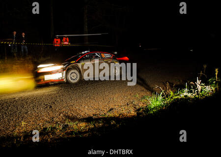 Denbighshire, Wales. 14Th Nov, 2013. Jari Ketomaa et Tapio Suominen de Finlande (FIN) conduire leur DMACK - AUTOTEK WRC 2 Ford Fiesta R5 sur la première passe de l'étape de nuit Clocaenog (SS3) au cours de la 1re journée de Wales Rally GB, la finale du Championnat des rallyes de la FIA 2013 Word. Credit : Action Plus Sport/Alamy Live News Banque D'Images